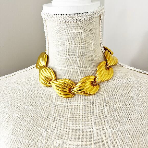 Anne Klein Vintage 90's Goldtone Leaf Collar Statement Necklace - Picture 2 of 8
